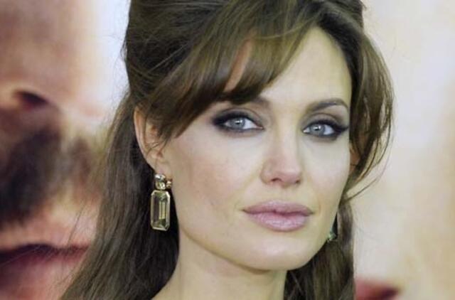 Angelina Jolie siekia įsidukrinti mergytę iš Haičio