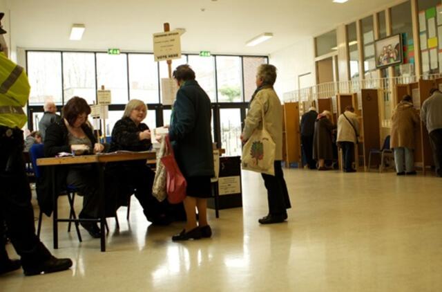 Apklausos byloja, kad Airijos vyriausybė rinkimuose triuškinamai pralaimėjo