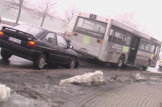 Avarijos metu susižalojo autobuso keleivė