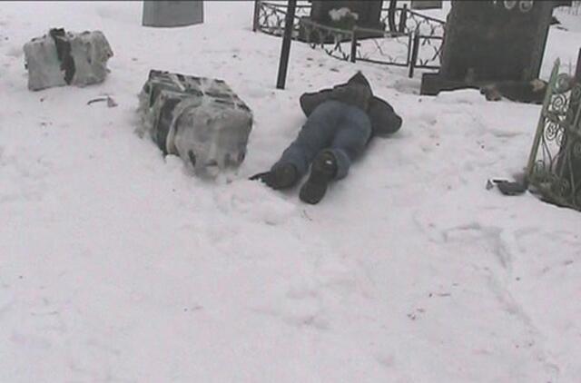 Cigaretes nuo pasieniečių slėpė kapinėse