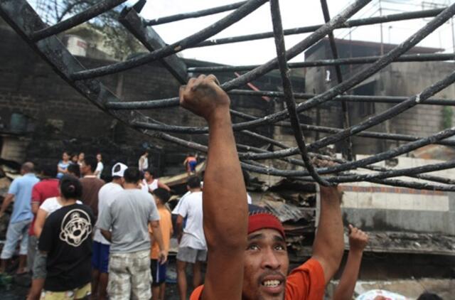 Filipinai: per gaisrą lūšnyne 10 tūkst. žmonių neteko pastogės