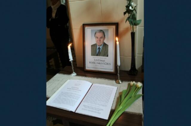 Gedintys politikai ir rašytojai nusilenkė prie Justino Marcinkevičiaus karsto