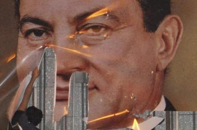 Hosnis Mubarakas įspėja dėl chaoso, jei jis pasitrauktų iš posto