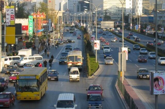 Kinijoje pastebimai krenta naujų automobilių pardavimas