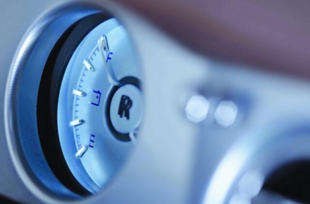 Konservatyvieji "Rolls-Royce" irgi kinkosi elektrą