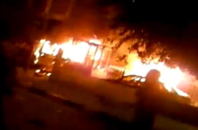 Libija: Tripolyje liepsnoja valstybiniai pastatai, automobiliai