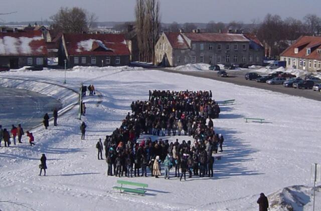 Moksleiviai ant sniego suformavo Šilutės “Žuvį”