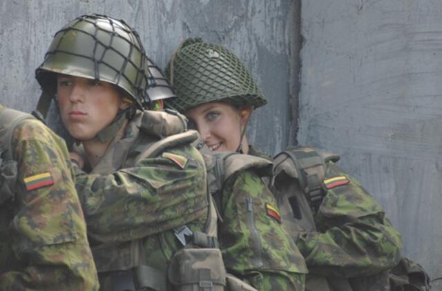 Norima privalomai kviesti dalį jaunuolių į karinius mokymus