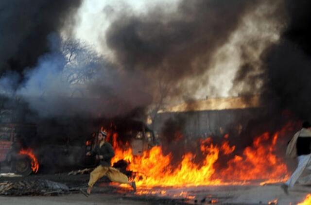 Pakistane vėl sprogdinamos NATO degalų cisternos, yra aukų