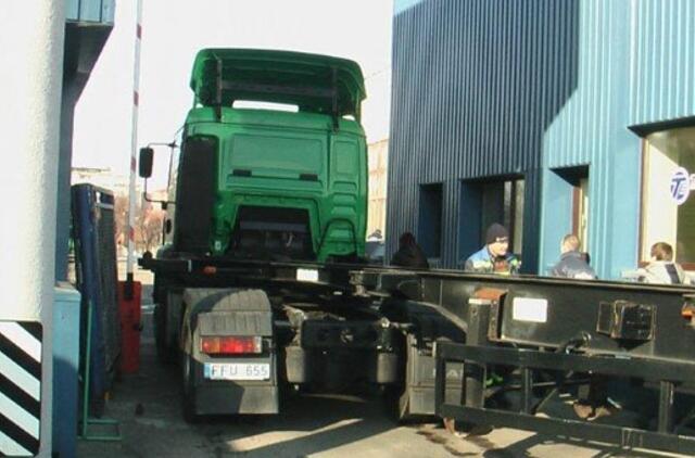 Prieš techninę apžiūrą - smūgis į tvorą