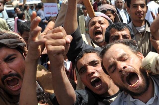 Protestuotojus Jemene užpuolė peiliais ginkluoti vyrai