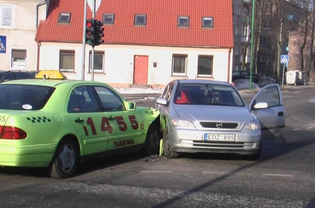 Sankryžos vidury - automobilių susidūrimas