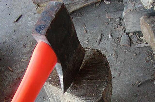 Užpuolikės pensininkei grasino kirvuku