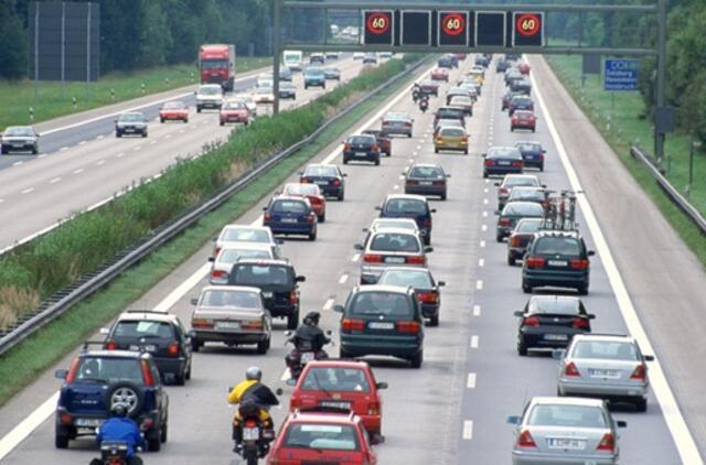 Vokiečiai su transporto kamščiais kovos elektroninėmis švieslentėmis