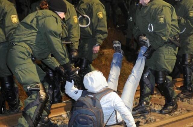 Vokietijos aktyvistai protestuoja prieš branduolinių atliekų gabenimą