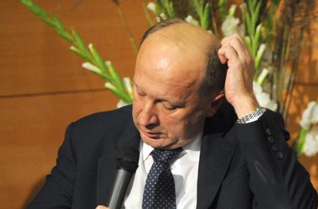 Vyriausybė puola su šakėmis prieš traukinį