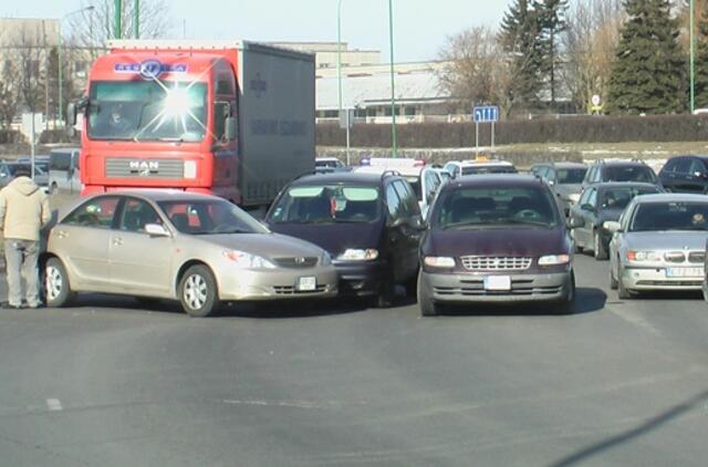 Žiedinėje sankryžoje - trijų automobilių susidūrimas