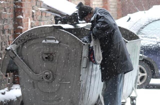 Žiema šienauja benamius