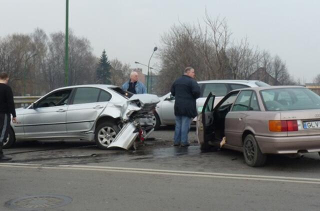 Ant viaduko - "Audi" ir BMW susidūrimas
