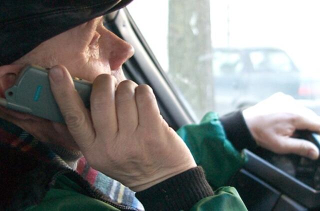 Apklausa: daugiau nei pusė Lietuvos vairuotojų vairuodami kalba telefonu