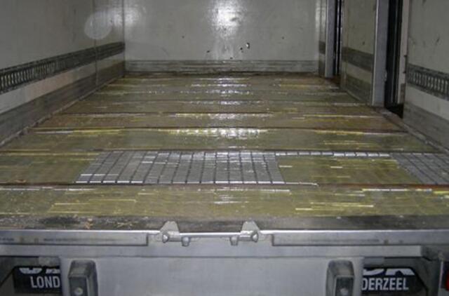 Cigaretes slėpė krovininio automobilio dugne