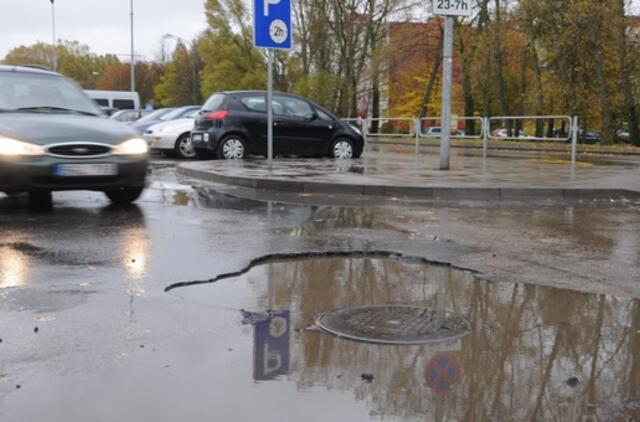 Draudikams ir autoservisams – darbymetis dėl duobėtų gatvių žalos automobiliams