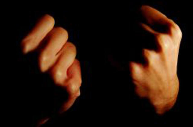 Du girti jaunuoliai sumušė policininką