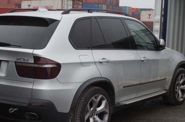 Jūriniame konteineryje aptiktas vogtas visureigis