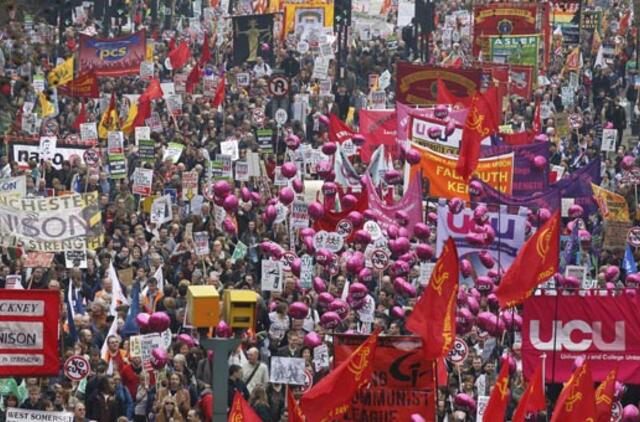 Londono gatvėse - 100 tūkstančių protestuojančių žmonių