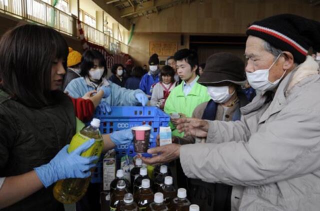 Milijonai Japonijos gyventojų neturi maisto produktų ir elektros