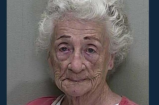 Nesulaukusi bučinio 92 metų moteris apšaudė kaimyno namą