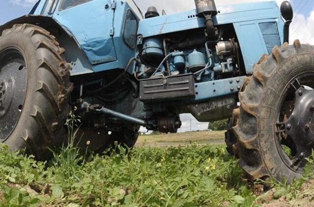 Nuo policijos bandė pabėgti traktoriumi