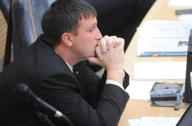 Panaikintas Aleksandro Sacharuko leidimas dirbti su įslaptinta informacija