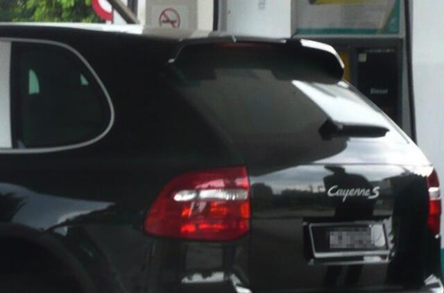 "Porsche" vairuotojas nesumokėjo už degalus