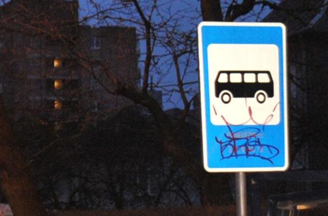 Vakarais laukti autobuso stotelėje pavojinga