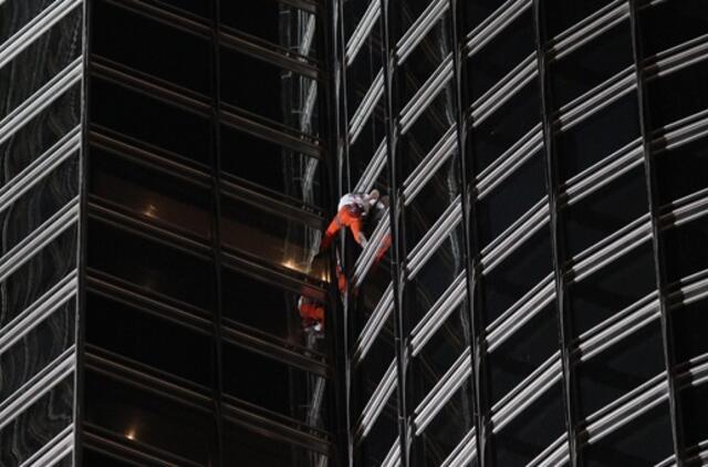 "Žmogus-voras" įkopė į aukščiausią pasaulio pastatą Dubajuje