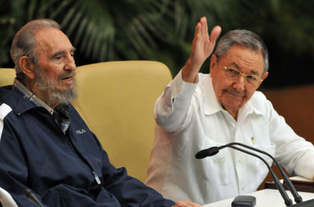 Fidelis Kastras vadovavimą Kubos komunistams perdavė broliui Rauliui
