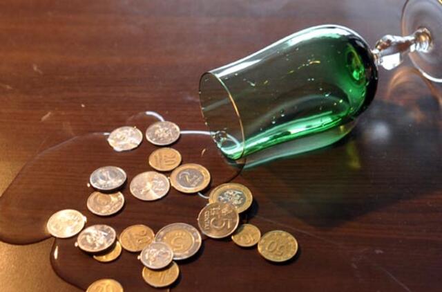 Girta motina pinigų iš dukros reikalavo šluotkočiu