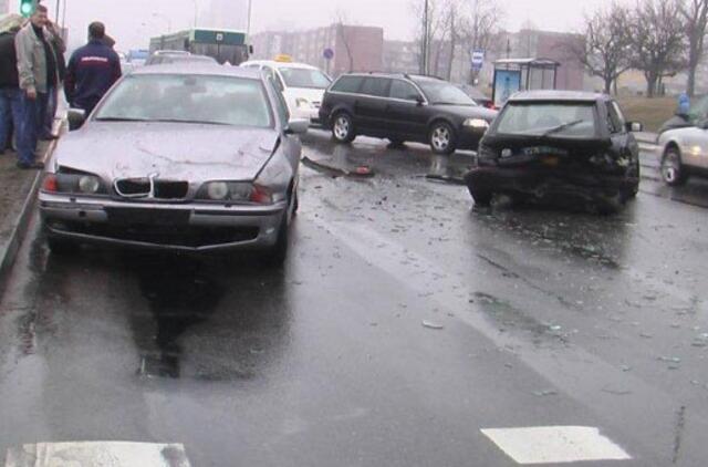 Kai kiti sustoja - BMW važiuoja