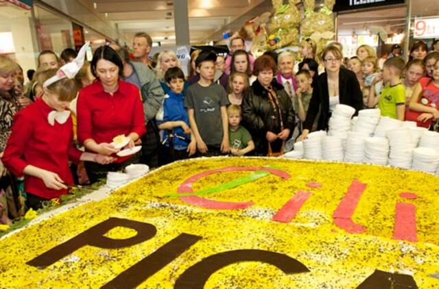 Klaipėdoje išdalintas rekordinis Velykų pyragas