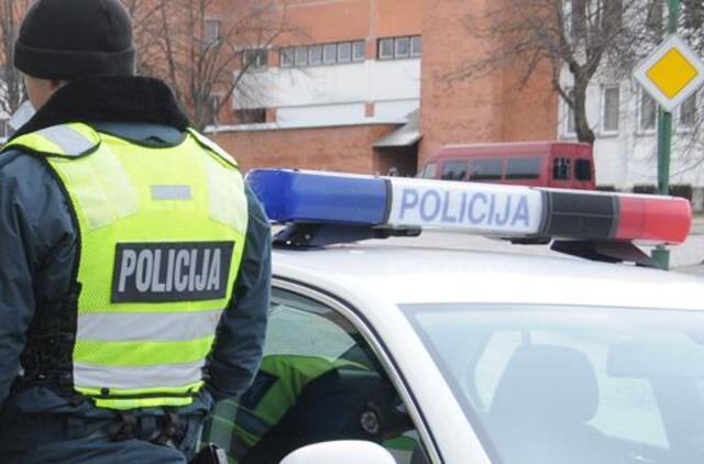 Neblaivi mergina spyrė policininkui į galvą