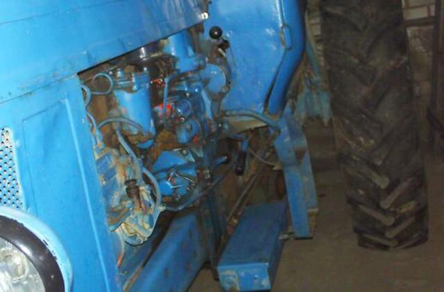 Nepilnamečiai iššoko iš važiuojančio traktoriaus