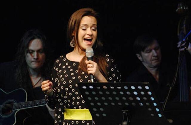 Rengimasis "Eurovizijai" - dainuojant prancūziškai