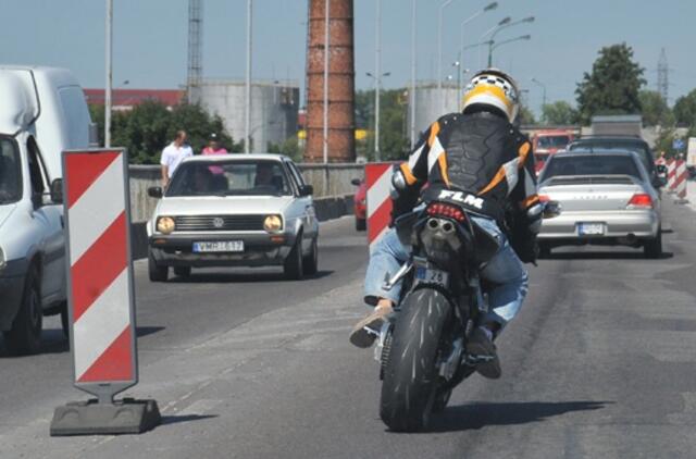 Saugus vairavimas: atstumas iki motociklo - 4 sekundės