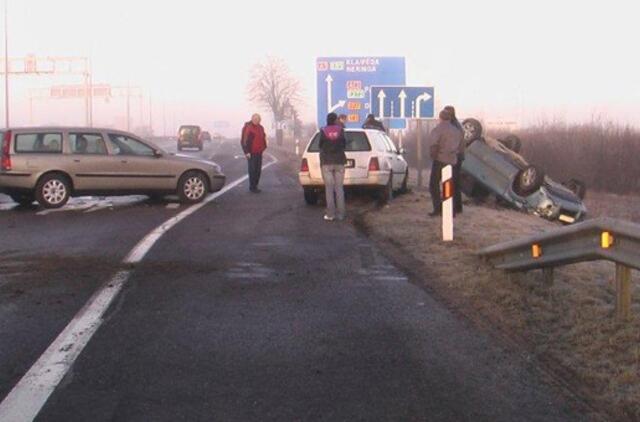 Slidžioje automagistralėje ryte dužo automobiliai