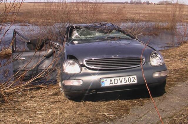 Tamsoje - "Ford" skrydis nuo kelio