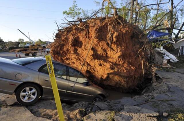 Tornadų virtinė Jungtinėse Valstijose nusinešė mažiausiai 45 žmonių gyvybes