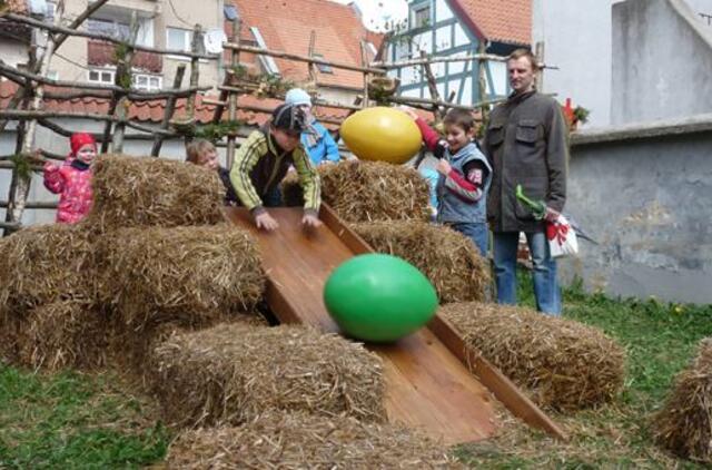 Atvelykio šventėje - gigantiškų kiaušinių ridenimas