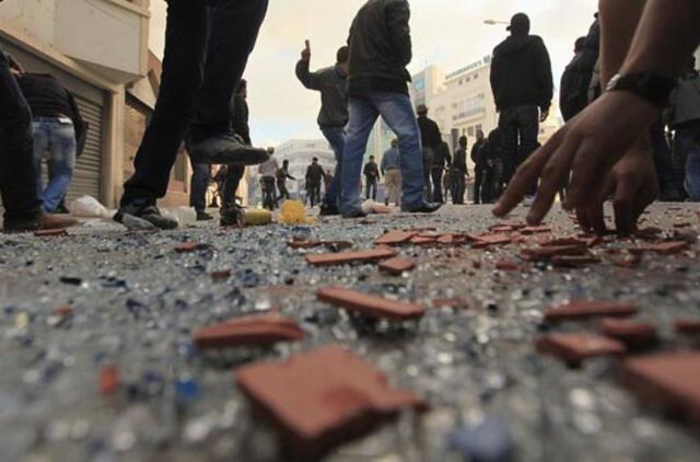 Indijoje akmenimis užmėtyti skirtingoms kastoms priklausę jaunavedžiai