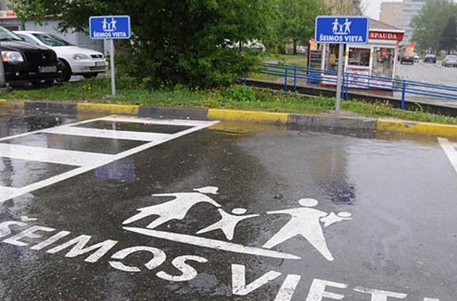 "Prie "Maxima" parduotuvių - specialios vietos šeimų transportui